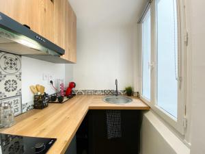 Kuchyňa alebo kuchynka v ubytovaní Hypercentre 9 Toulousain appartement climatisé