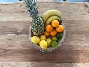 un bol de fruta sentado en una mesa de madera en Divino Suites en Fira