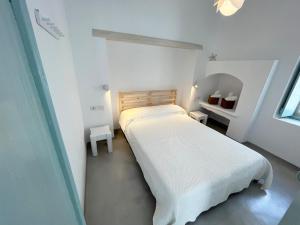 Ένα ή περισσότερα κρεβάτια σε δωμάτιο στο Cycladic Rooftop House in the Heart of Parikia