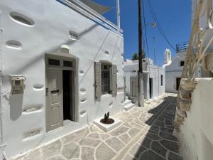 Φωτογραφία από το άλμπουμ του Cycladic Rooftop House in the Heart of Parikia στην Παροικιά