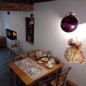 einen Esstisch mit Stühlen, einem Tisch und einem Kronleuchter in der Unterkunft Agriturismo Casa Marietta in Tremea