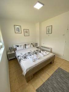 Säng eller sängar i ett rum på Central DELUXE Apartment