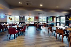 Restaurant o un lloc per menjar a Village Hotel Bournemouth
