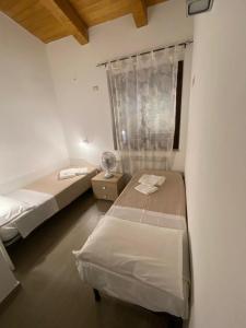 トロペアにあるVilla Vera Tropea - free parkingのベッド2台と窓が備わる小さな客室です。