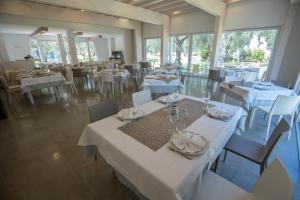 A restaurant or other place to eat at Holiday Apartment orchidea with swimming pool and private beach -3