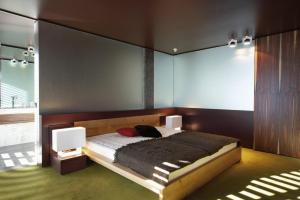 ein Schlafzimmer mit einem großen Bett in einem Zimmer in der Unterkunft Seven Apartments in Ascona