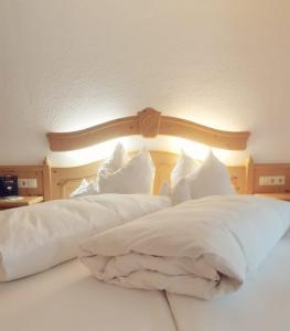 Postel nebo postele na pokoji v ubytování Hotel Dernbachtal