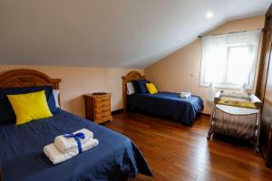 a bedroom with two beds with towels on them at Villa Albino Piscina climatizada in Ribas del Sil +42 photos