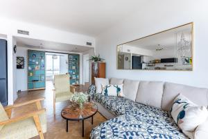 ein Wohnzimmer mit einem Sofa und einem Tisch in der Unterkunft BLUE BAY - superbe vue sur le Vieux Port in Marseille