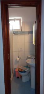 un bagno con un water e un lavandino di FAROS ad Agios Nikolaos