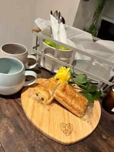 una tabla de cortar con una barra de pan sobre una mesa en Lavender Retreat, en Wrexham
