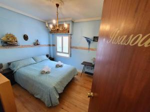 1 dormitorio con 1 cama con 2 toallas en Donostia Vintage House en San Sebastián