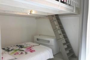 アヌシーにあるLa Tournette - Apartment for 2-4 people in the heart of the old townの小さなベッドルーム(二段ベッド1組、階段付)が備わります。