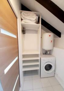 małą łazienkę z pralką i pralką w obiekcie Vue Dégagée #3 w mieście Boulogne-sur-Mer
