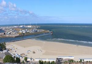 widok na plażę z molo i ocean w obiekcie Vue Dégagée #3 w mieście Boulogne-sur-Mer +7 zdjęć