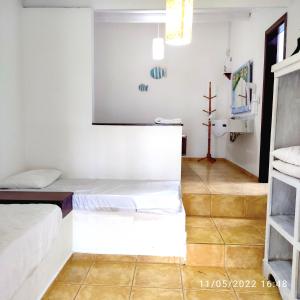 soggiorno con materasso sul pavimento di Corsário Hotel a Ubatuba
