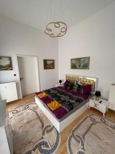 1 dormitorio con 1 cama grande en una habitación en Gästewohnung, en Halle an der Saale