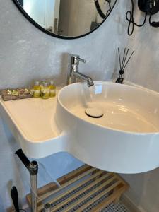 W łazience znajduje się umywalka i lustro. w obiekcie LAGOM HOTEL w mieście Seferihisar