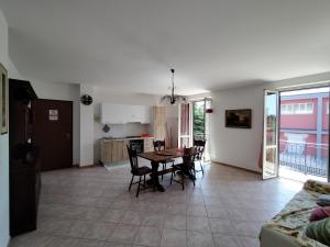 cocina y comedor con mesa y sillas en Appartamento a Marta nel Lago di Bolsena, en Marta