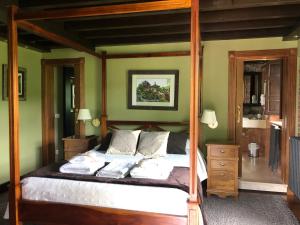 a bedroom with a bed with a wooden frame at Casa Escuela de Torín - La Casona de Torin in Torín