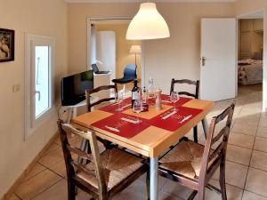 una sala da pranzo con tavolo e bicchieri da vino di Maison Eli mit 2 Appartments a Laroque-des-Albères