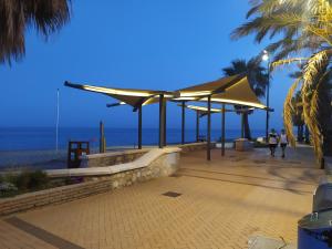 paseo marítimo con vistas a la playa en Apartamento Carvajal Beach, en Fuengirola
