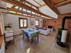 a living room with a table and a fireplace at Une Maison à Colombages - Cosy, Lumineuse et Sauna in Kesseldorf