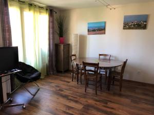 Telewizja i/lub zestaw kina domowego w obiekcie T3 LUC-LA-PRIMAUBE chez Monique 2 nuits minimum