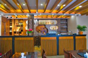 מסעדה או מקום אחר לאכול בו ב-Hotel Airport Deepshree