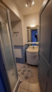 Ванная комната в Les Romarins, appartement impeccable et son parking privé