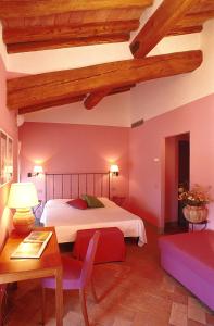 een slaapkamer met een bed en een tafel en een tafel sidx sidx sidx bij Villa Ducci in San Gimignano