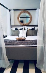 Una cama o camas en una habitación de Tropical Oasis by the beach and shops, with pool
