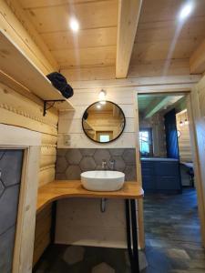 Ett badrum på Dom pod Baranią - Wisła - sauna, jacuzzi & widok na góry