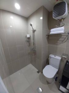 La petite salle de bains est pourvue d'une douche et de toilettes. dans l'établissement The Nove Apartment Kaina Tower, à Nongsa