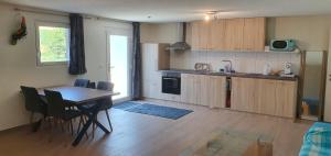 Kuchyň nebo kuchyňský kout v ubytování Maison d'hôtes Bleu Cudrefin