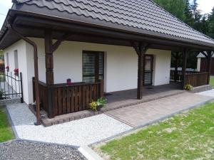 Casa pequeña con cenador de madera en Siedlisko ZA LASEM, en Majdan Wielki