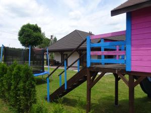 un patio con juegos coloridos en Siedlisko ZA LASEM, en Majdan Wielki