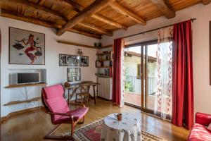 ein Wohnzimmer mit einem Sofa und einem Tisch in der Unterkunft LA CASA DI MONICA E LUCIANO in Stresa