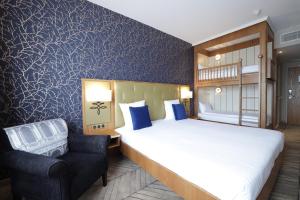 Postel nebo postele na pokoji v ubytování Dream Castle Hotel Marne La Vallee