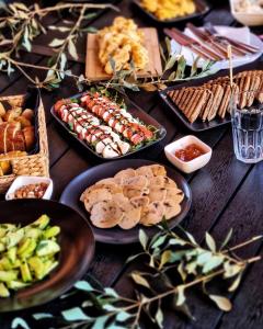 uma mesa coberta com pratos de comida e snacks em Mediteran Hvar - Modern Rooms and Restaurant, B&B em Vrboska