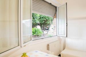 Cette chambre dispose d'une fenêtre avec une table et un lit. dans l'établissement 039 - Casa Residenziale a Lavagna a 5 minuti dal mare, à Lavagna