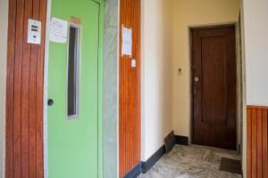 Cette chambre est dotée de murs verts et orange et d'une porte. dans l'établissement 039 - Casa Residenziale a Lavagna a 5 minuti dal mare, à Lavagna