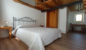 a bedroom with a bed and a wooden floor at Agriturismo Casa Marietta in Tremea