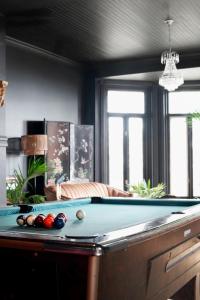 a pool table with balls on it in a room at Auberge Du Bon Yeu in Saint-Siméon