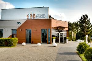 Budova, kde se rezort nachází + 2 fotografie
