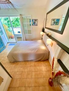 Un dormitorio con una cama y una ventana grande. en Front de mer Rivedoux-Plage - Terrasse Extérieur - Parking, en Rivedoux-Plage