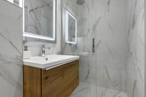 Kúpeľňa v ubytovaní 3-4 Luxury Apartments L&L Tucepi - 100m from the beach - Makarska Exklusiv + 22 fotografií