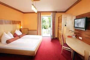 Llit o llits en una habitació de Hotel Garni Thermenglück