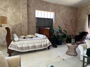 una camera da letto con un letto con cuscini sopra di Anexo Casa São Miguel the beauty of imperfection a Santarém