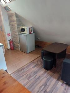 Kuchyň nebo kuchyňský kout v ubytování Chatka pod jaskyňou + 7 fotografií
